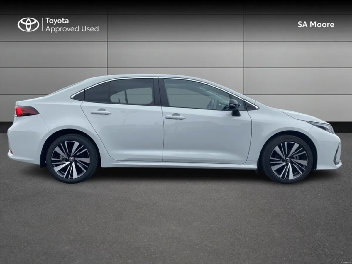 Toyota Corolla HYBRID LUNA SPORT SALOON - Image 3