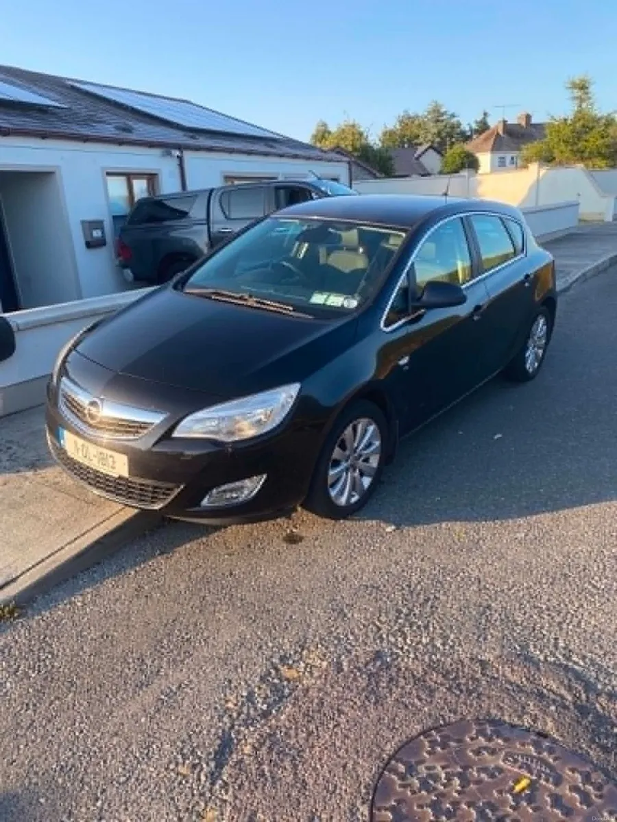 Opel Astra 2011 - Image 2