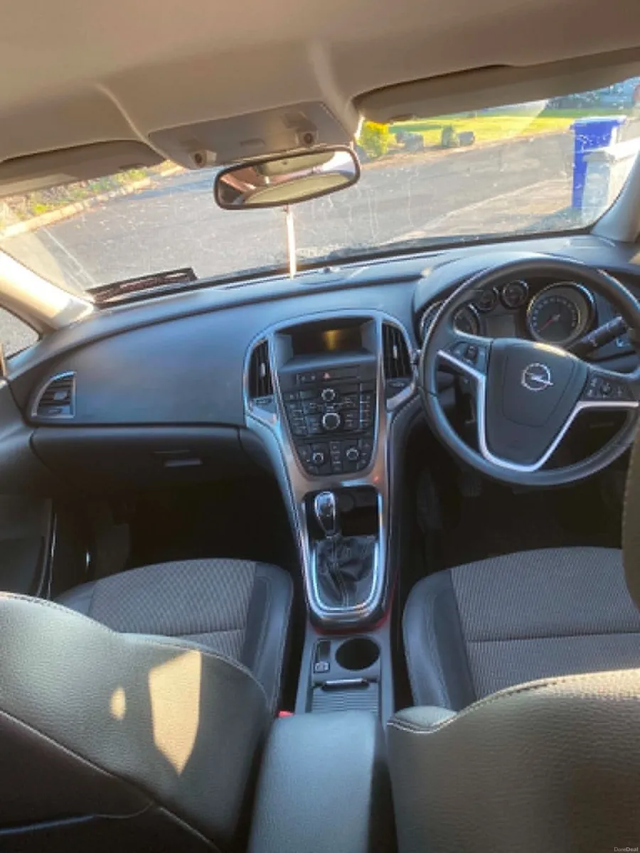 Opel Astra 2011 - Image 4