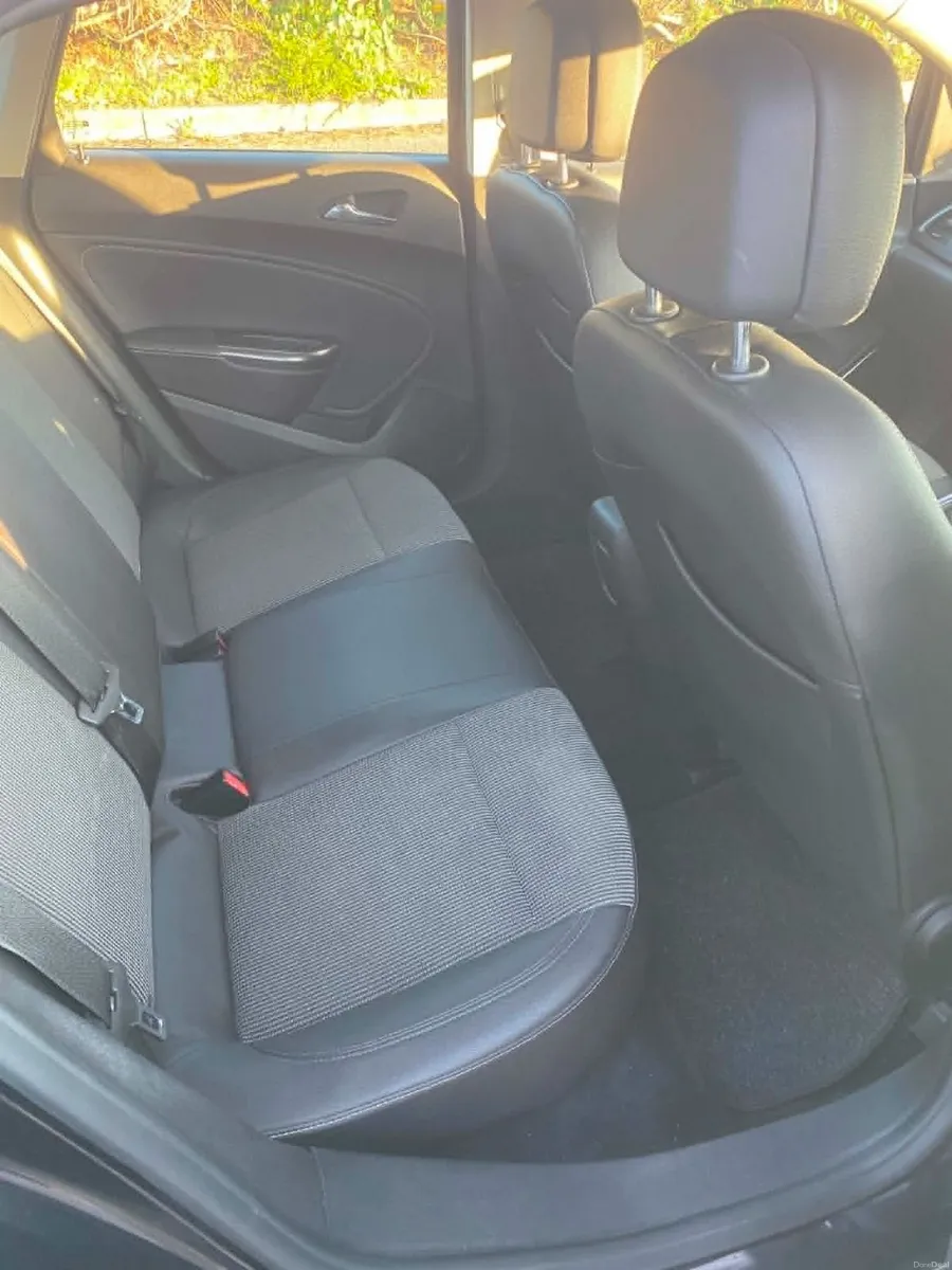 Opel Astra 2011 - Image 5