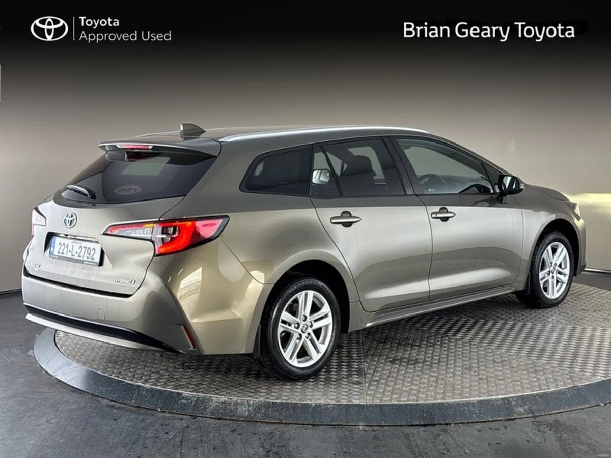 Toyota Corolla LUNA TS 4DR AUTO HYBRID - Image 2