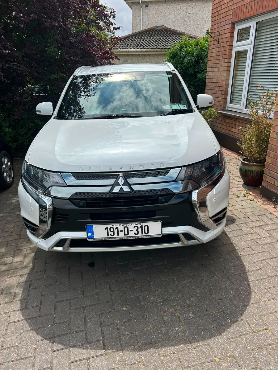 2019 Automatic Mitsubishi Outlander PHEV - Image 1
