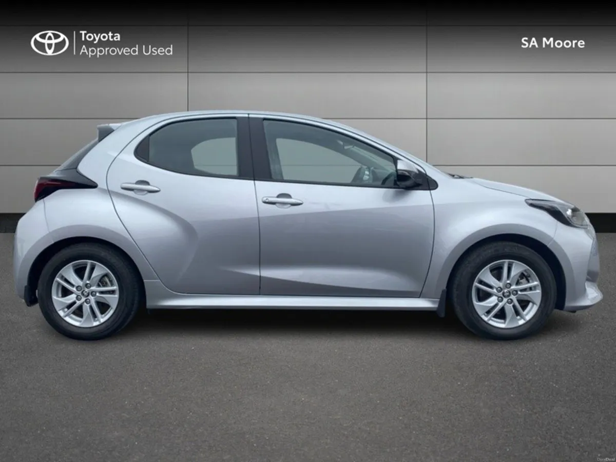 Toyota Yaris HYBRID LUNA - Image 3