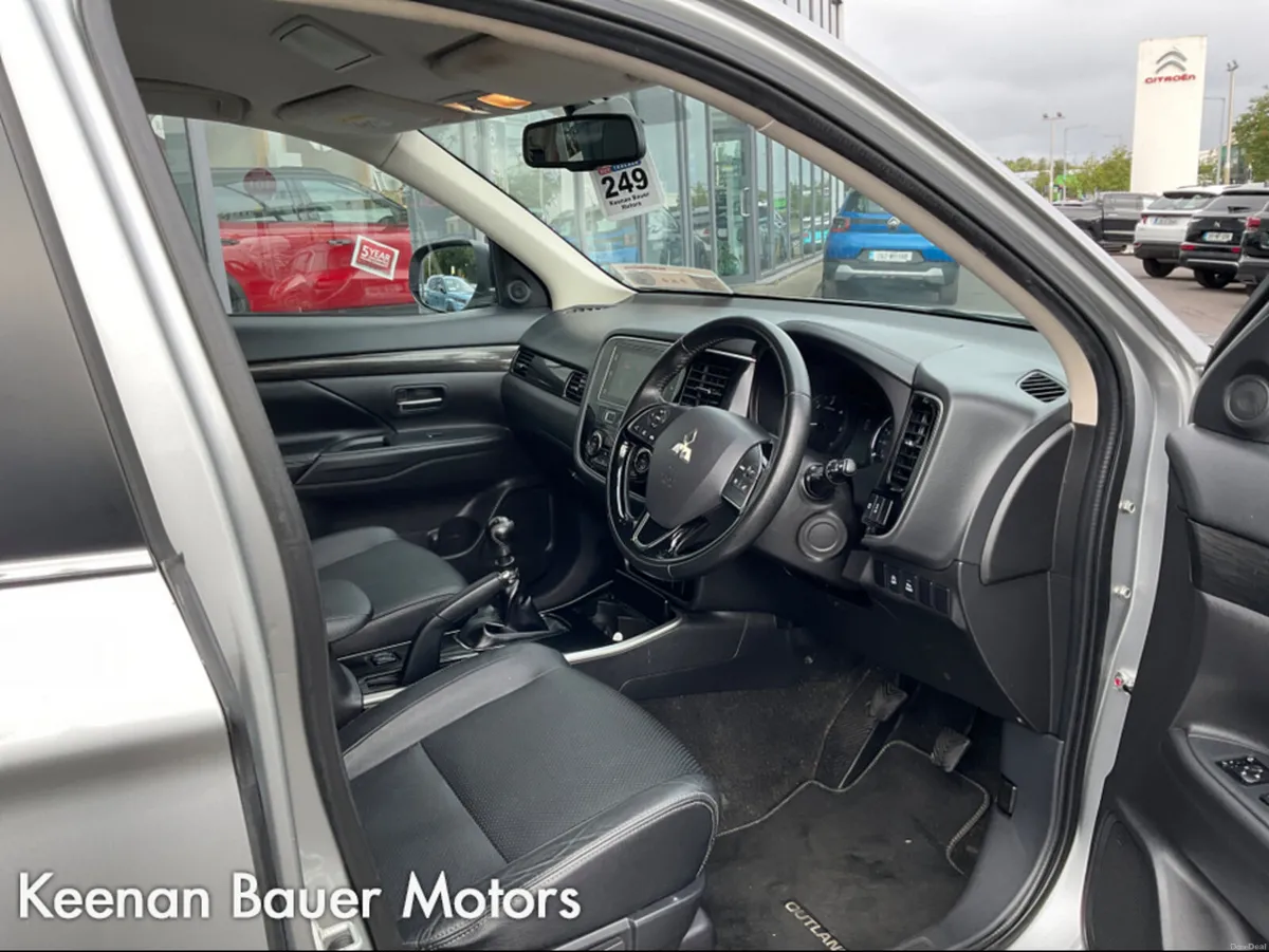 Mitsubishi Outlander OUTL 4WD 6MT 4DR  7 SEAT. - Image 4