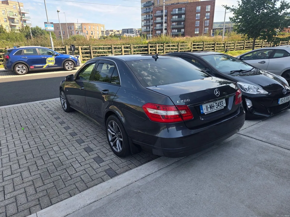 Mercedes-Benz E-Class 2011 - Image 2