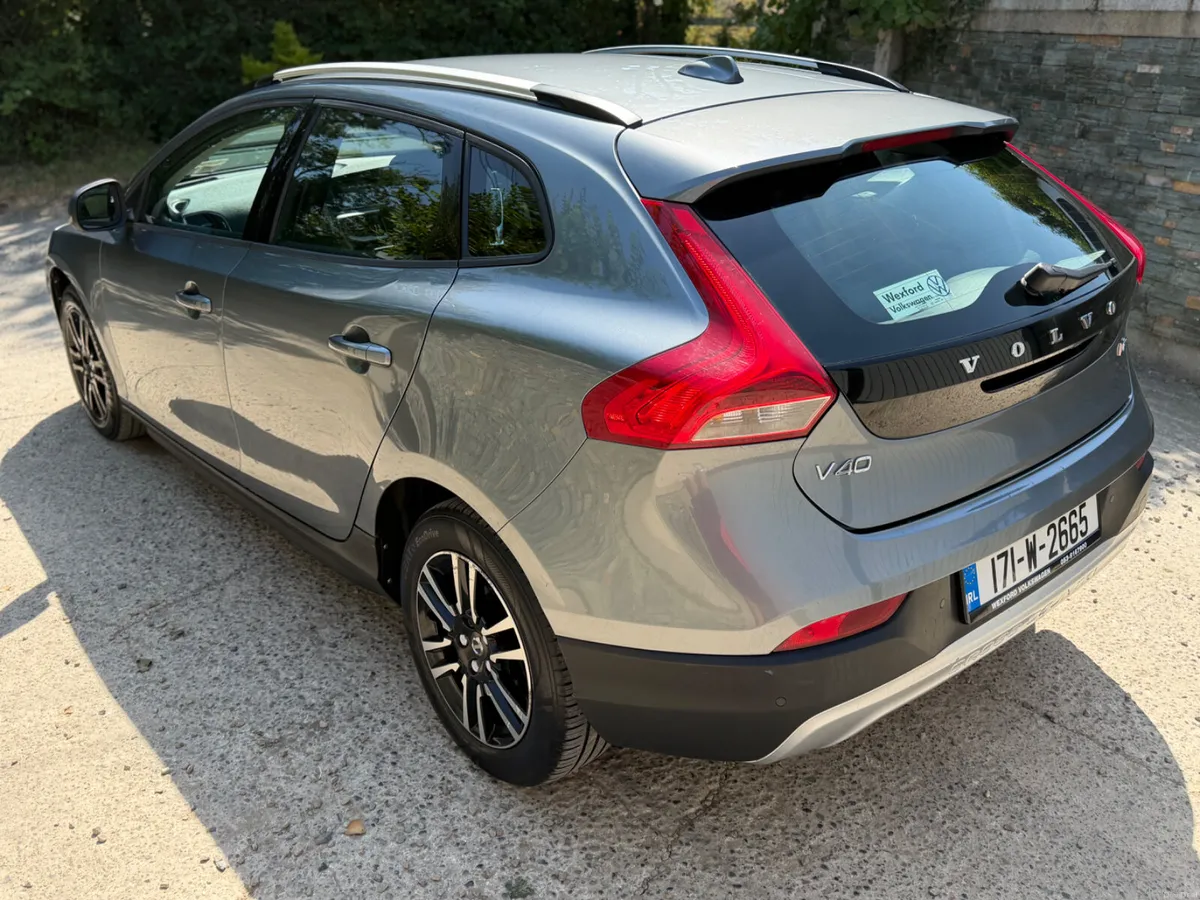 Volvo V40 2017 cross country - Image 3