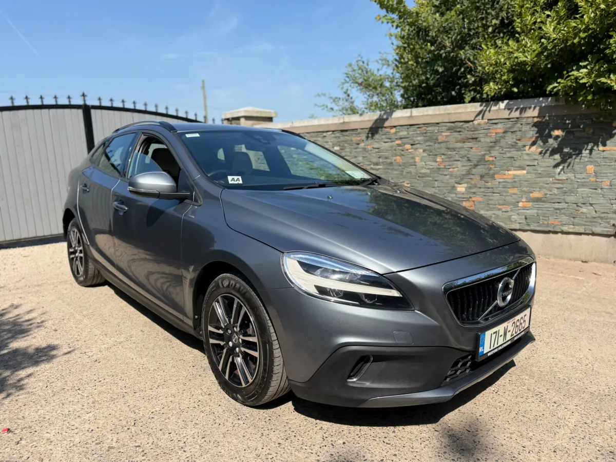 Volvo V40 2017 cross country - Image 1