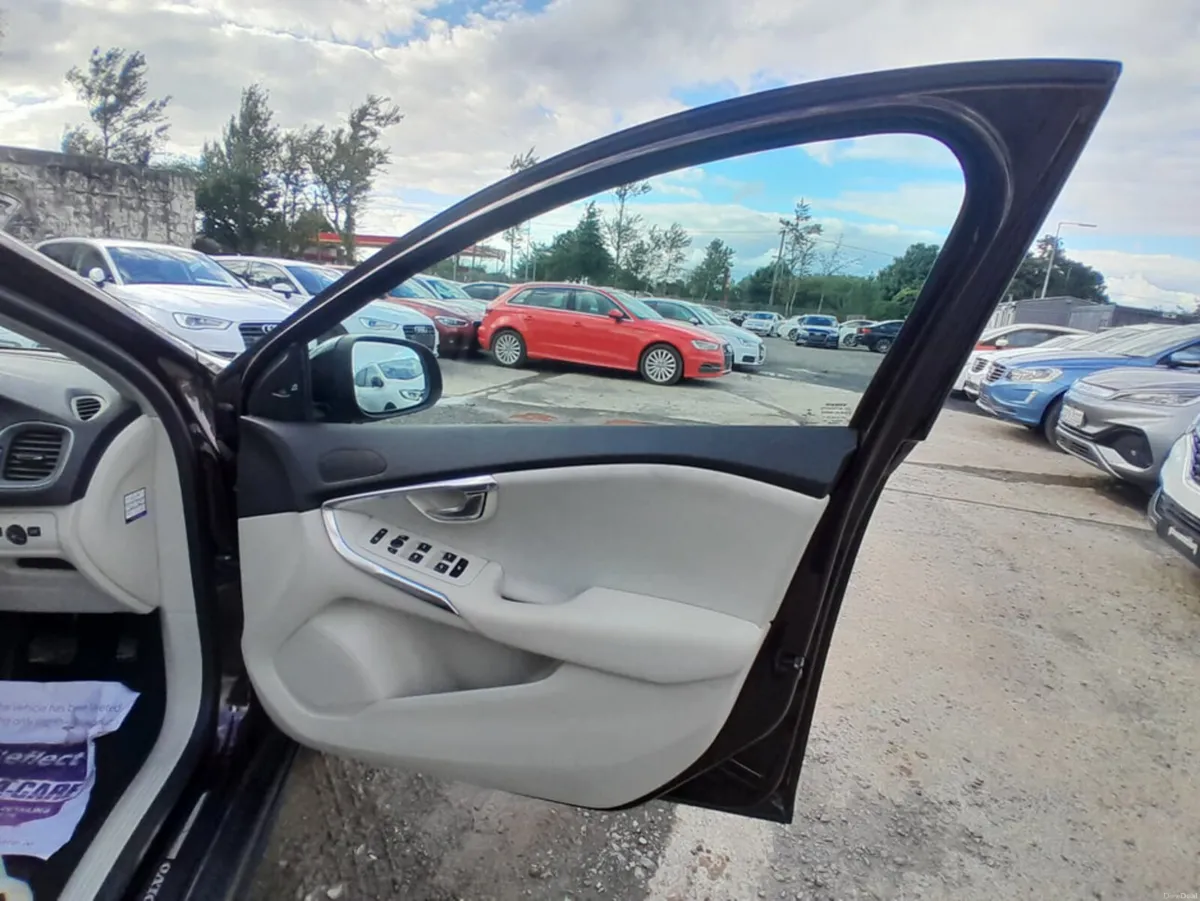 Volvo V40 2.0L Diesel D4 MOMENTUM - Automatic (097 - Image 6