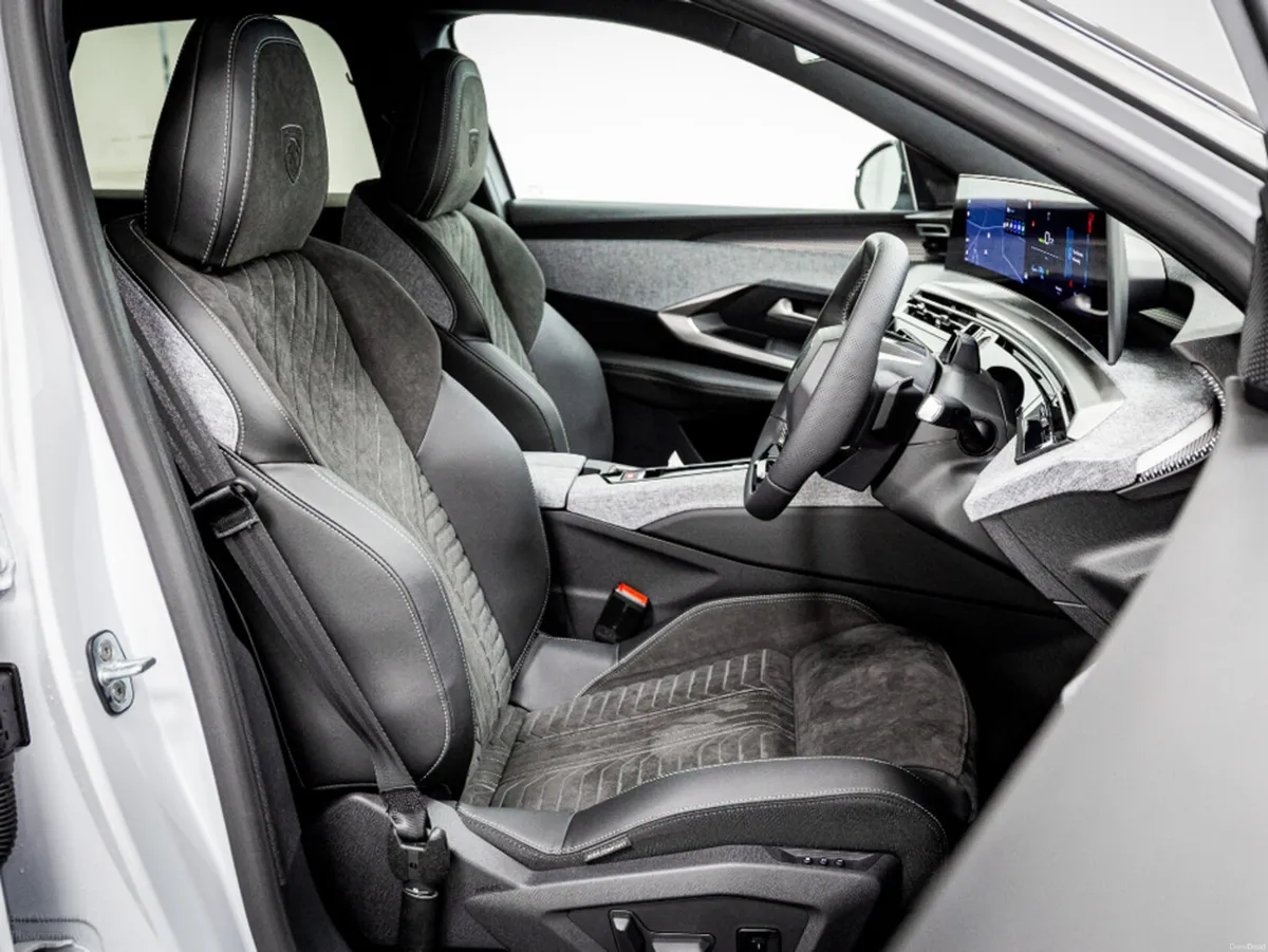 Peugeot 3008 *High spec* E-GT Exclusive 72kWh 210H - Image 3