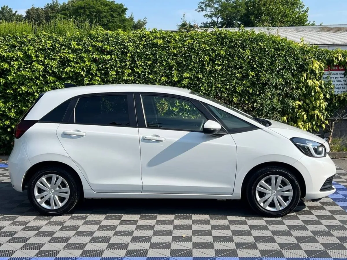 Honda Fit 1.5 HYBRID AUTO // VERY LOW MILEAGE // R - Image 2