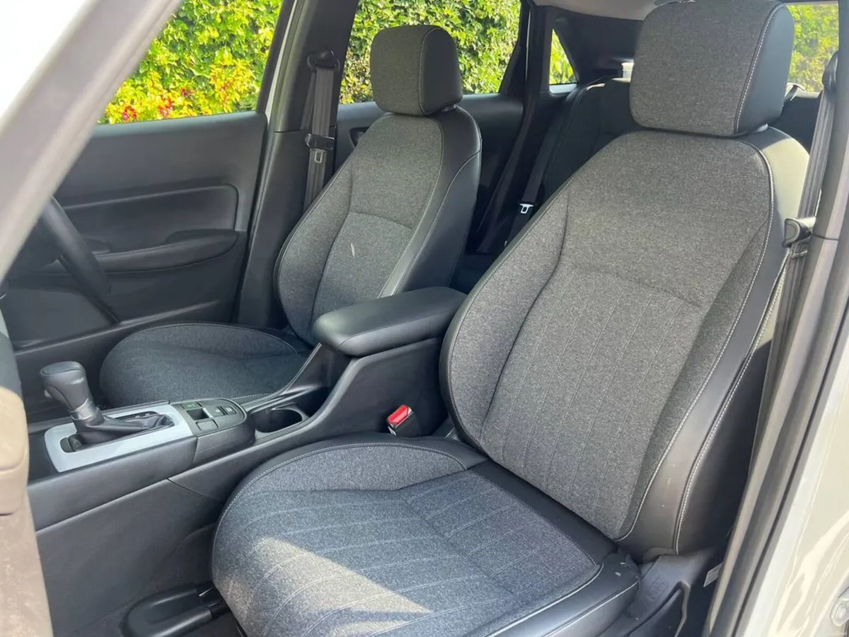 Honda Fit 1.5 HYBRID AUTO // VERY LOW MILEAGE // R - Image 6