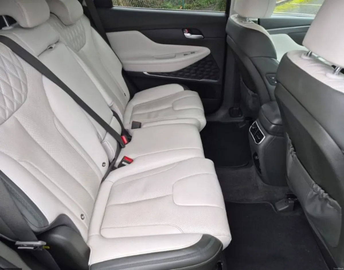 Hyundai Santa Fe 2022 *7 Seater* - Image 4