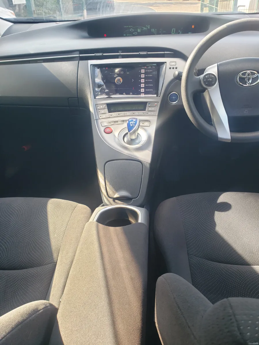 Toyota Prius 2015 - Image 2