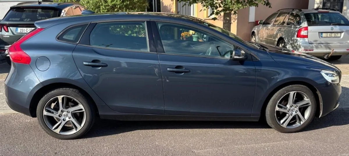 Volvo V40 2018 - Image 2