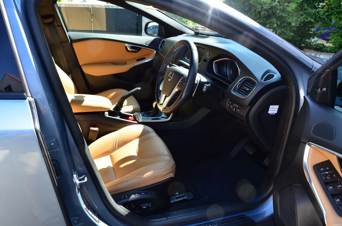 Volvo V40 Cross Country T5  AWD 245 hp - Image 2