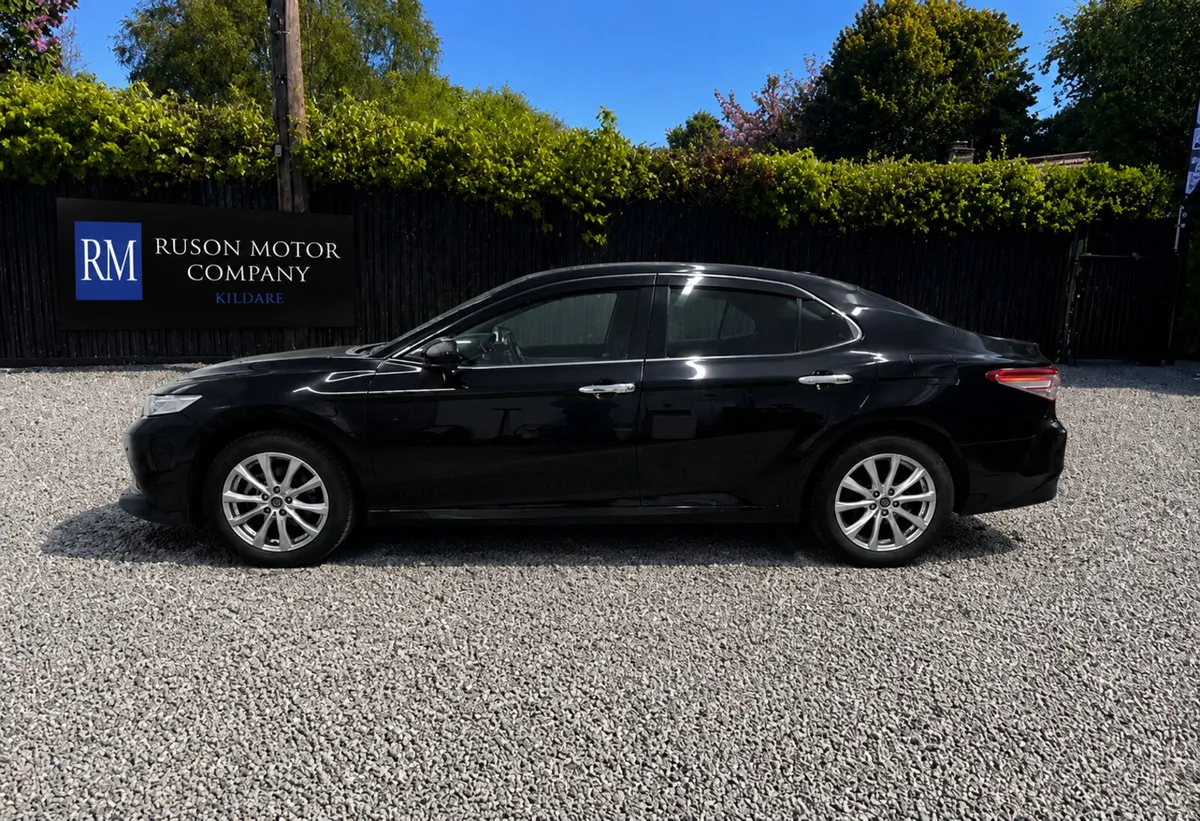 21 Toyota Camry 2.5 Hybrid - Image 2