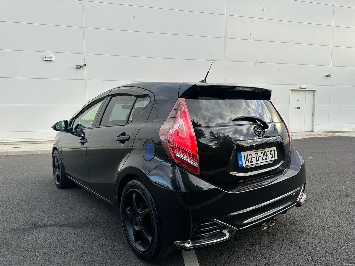 TOYOTA AQUA - Image 2