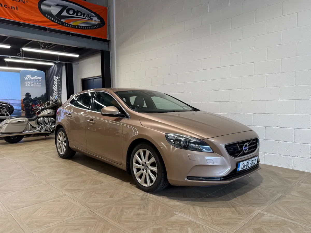 Volvo V40 2013 SE LUX - Image 1