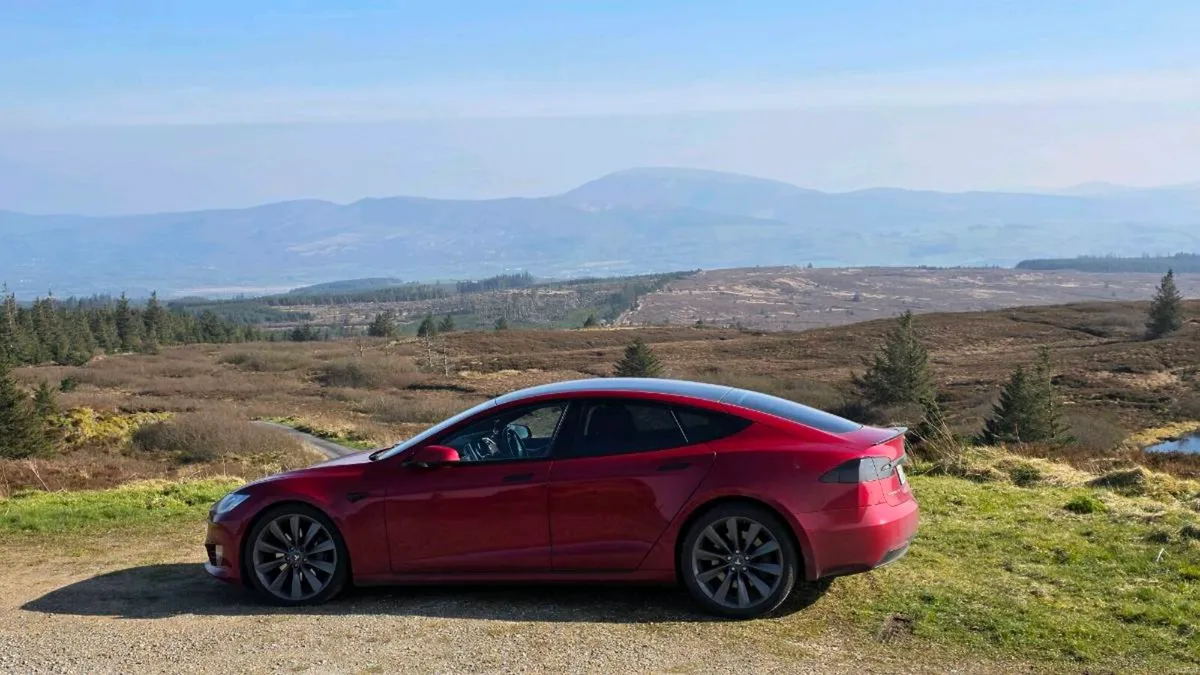 Tesla model S 75D Ultra red - Image 2