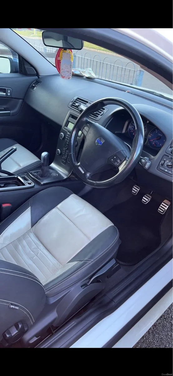 Volvo C30 R-design open to offers - Image 4