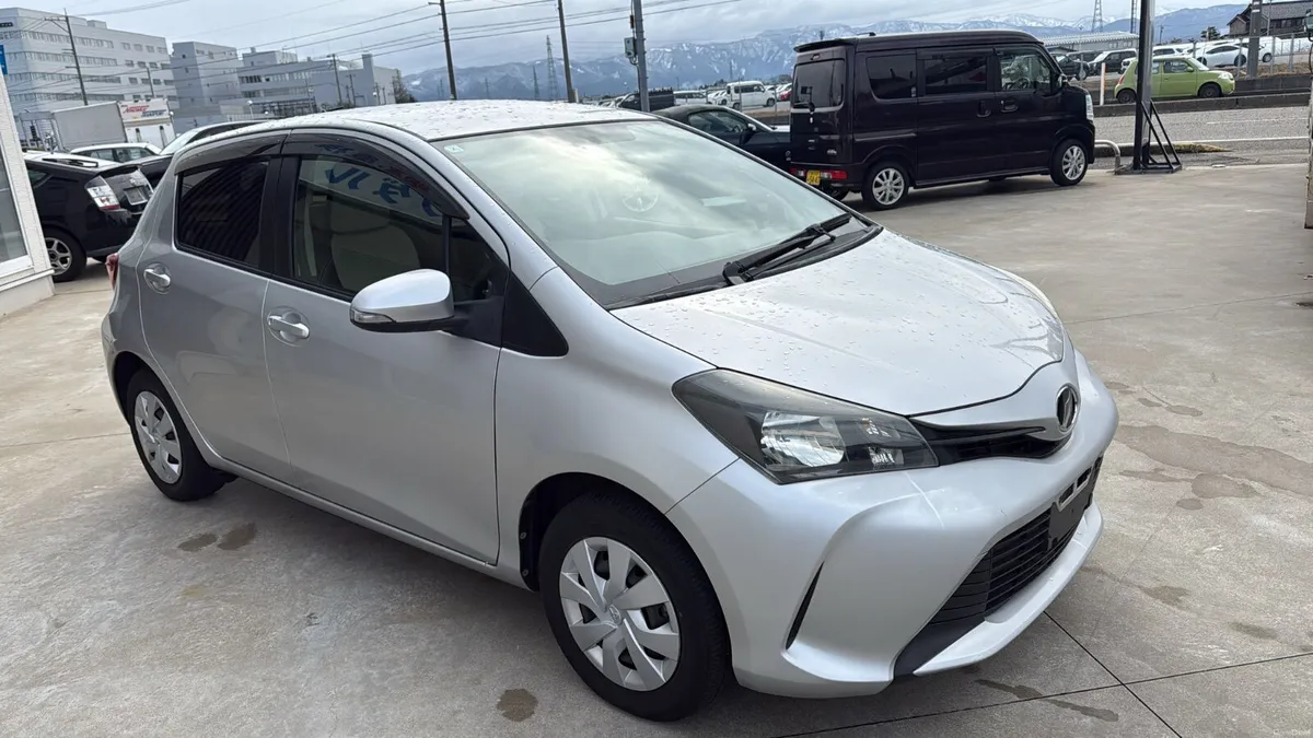 Toyota Vitz 2016 fresh nct - Image 2