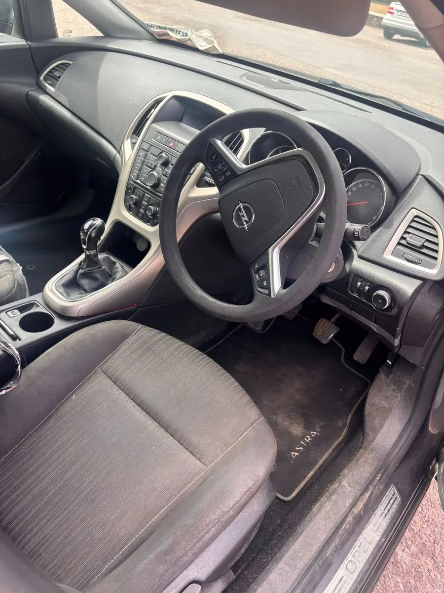 Opel Astra 1.3 Diesel 2011 - Image 2