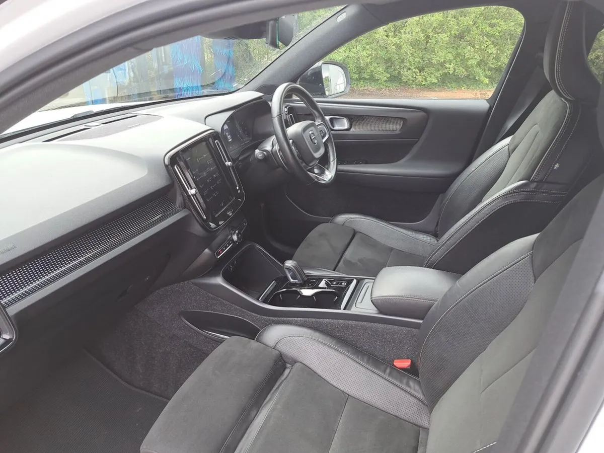 Volvo XC40 D3 DIESEL (150hp) R-Design Auto - Image 2