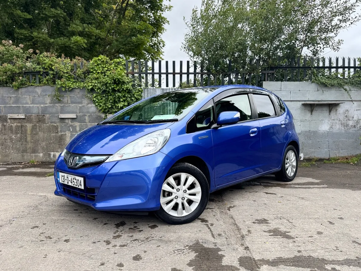 2013 HONDA FIT. NEW NCT & TAX. AUTO 1.3L HYBRID - Image 3