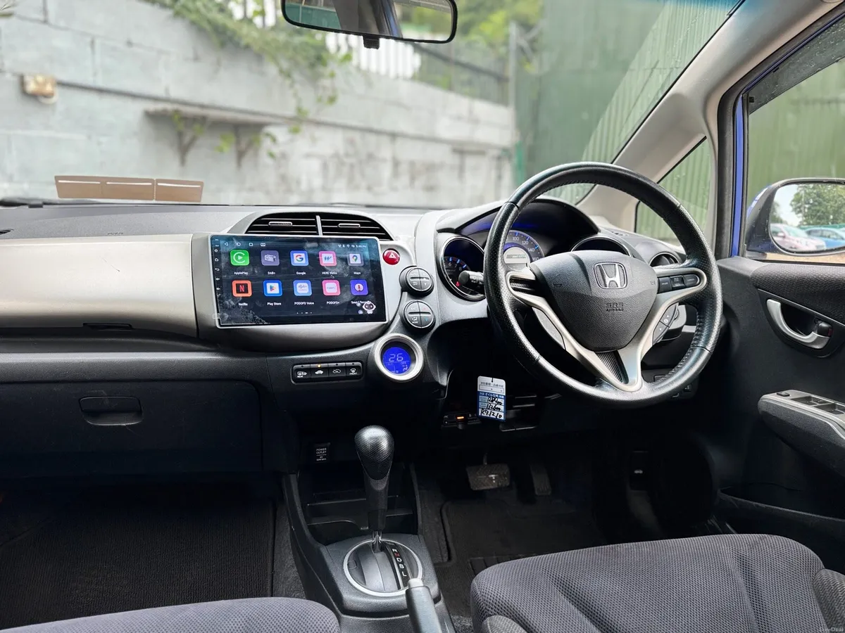2013 HONDA FIT. NEW NCT & TAX. AUTO 1.3L HYBRID - Image 4