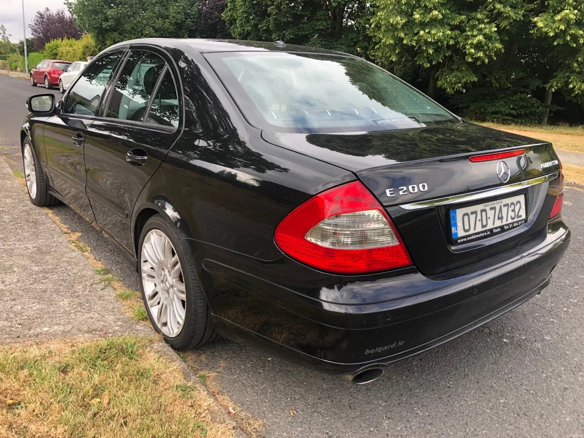 Mercedes E200 com - Image 2