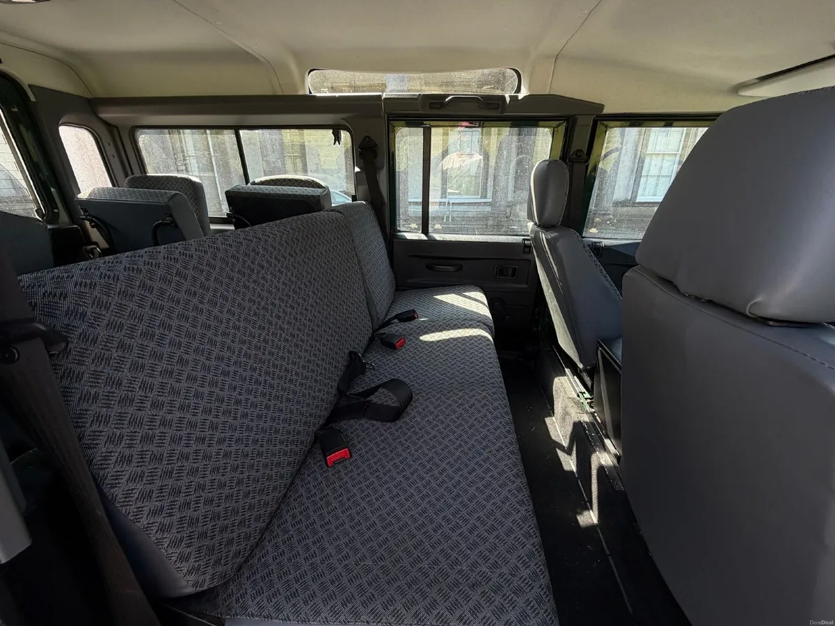 Land Rover Defender 2004 - Image 5