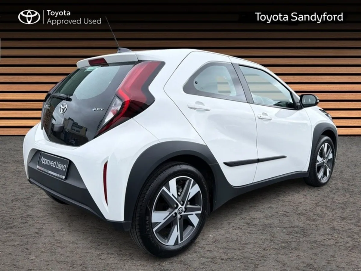 Toyota Aygo X PULSE HYBRID AUTOMATIC // REAR CAMER - Image 2