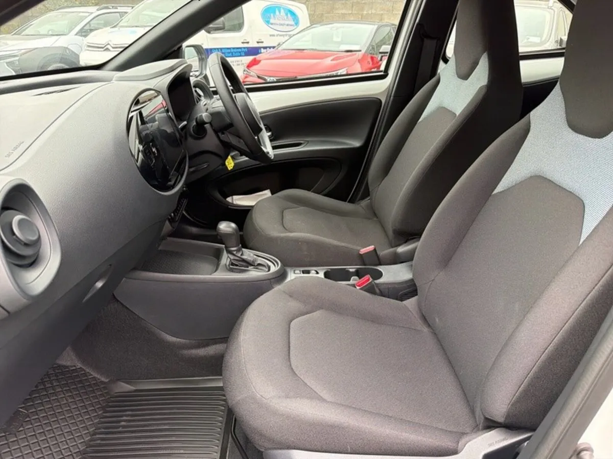 Toyota Aygo X HYBRID AUTOMATIC // REAR CAMERA // T - Image 6