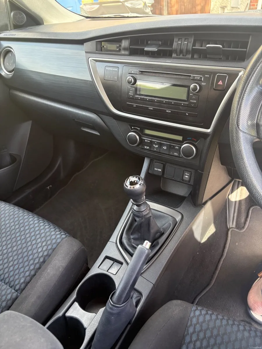 Toyota Auris 2013 - Image 2