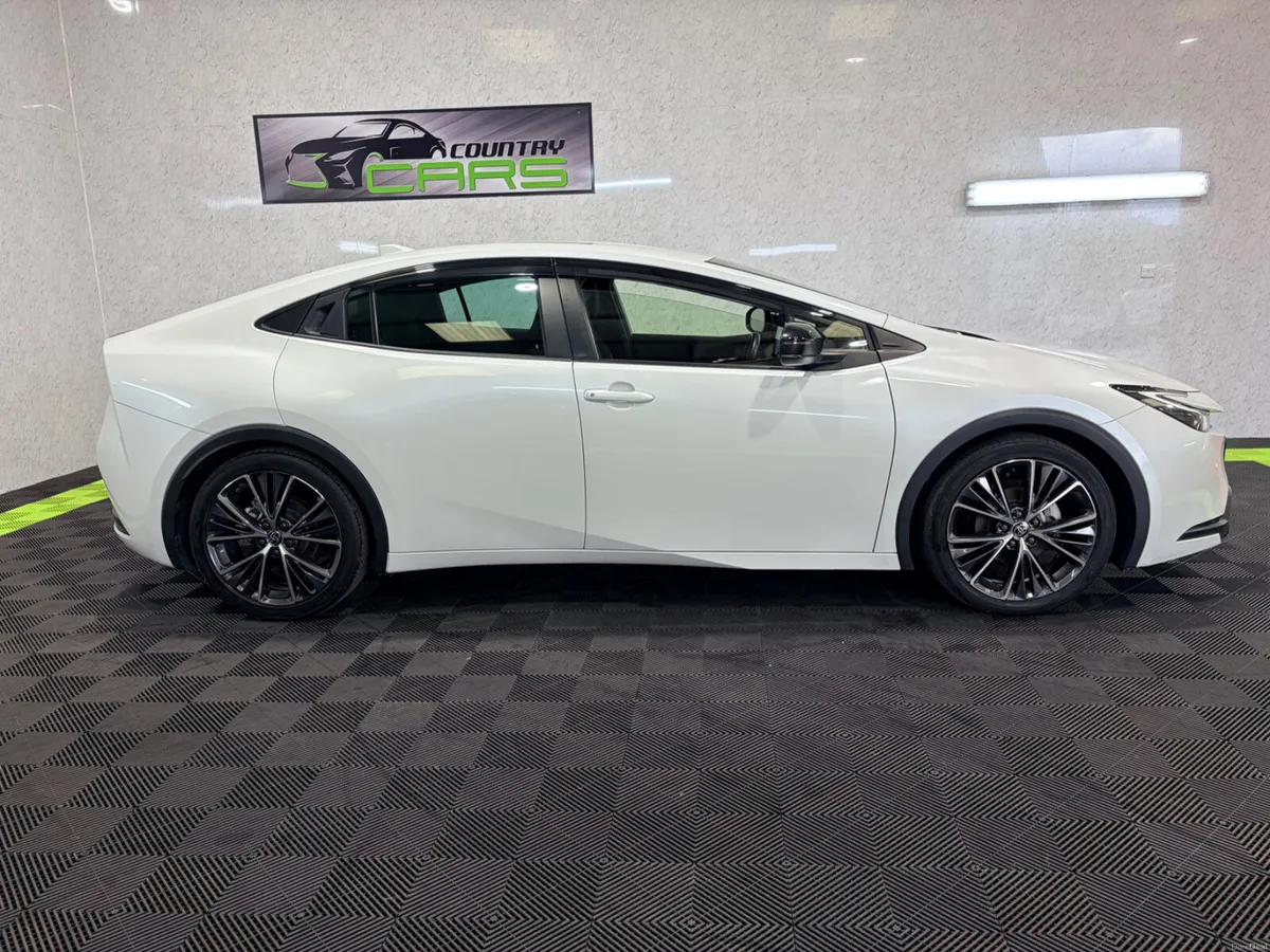 2023 Toyota Prius 2.0 Hybrid Auto//LOW KM’S - Image 5