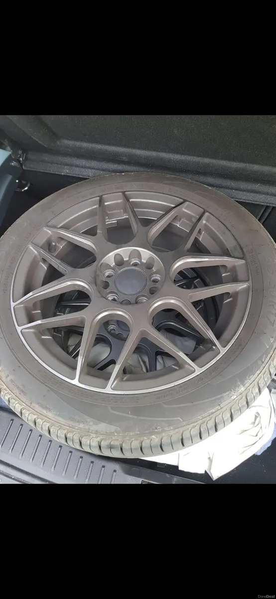 17 inch Jr 18 rims wrapped in brand new tyres - Image 1