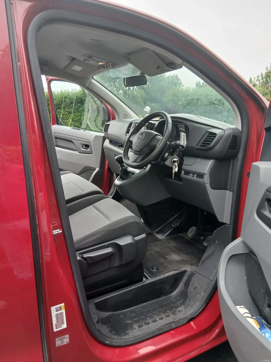202 Opel Vivaro 9 seater - Image 6
