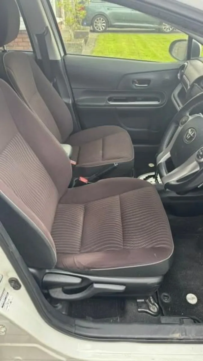 Toyota Aqua 2015 - Image 2