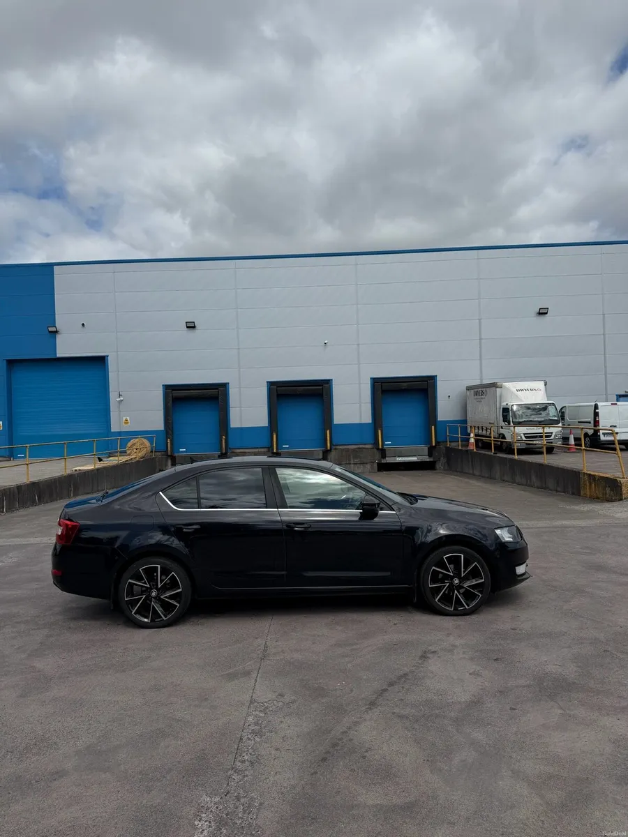 Black Skoda Octavia 1.6 - Image 2
