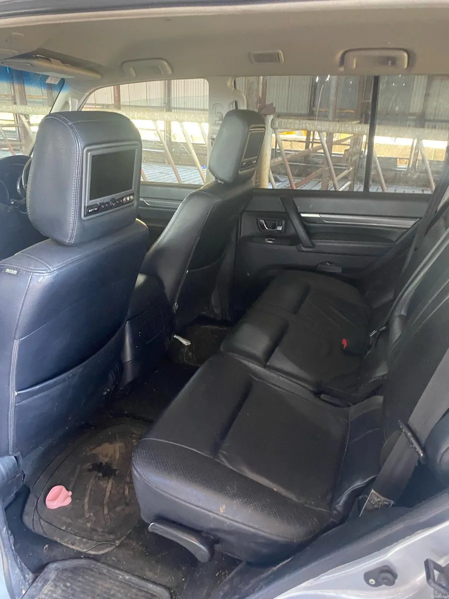 Mitsubishi Shogun Pajero 5 seater - Image 3