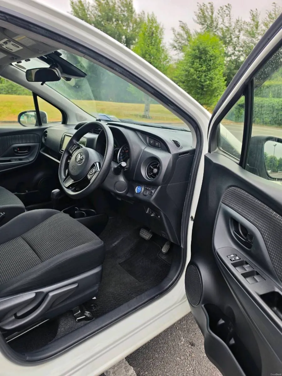 Toyota VITZ 1.5 HYBRID AUTO PUSH START - Image 5