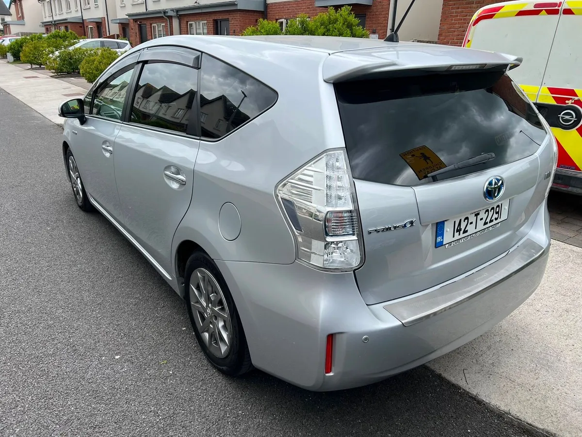 Toyota Prius Alpha 2015 - Image 2