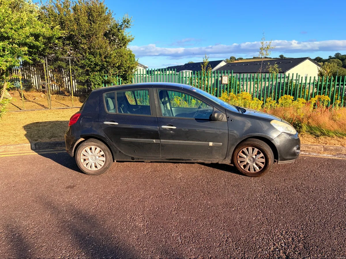 Renault Clio 2010 - Image 2