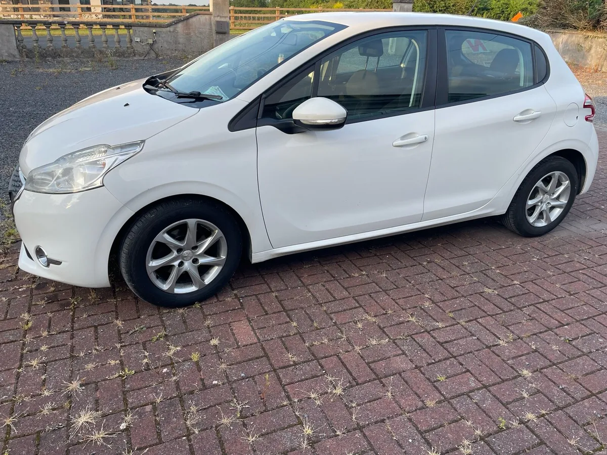 Peugeot 208 - Image 2