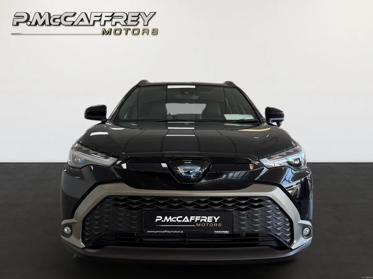 2022 Toyota Corolla Cross Z 1.8 Hybrid, Sunroof - Image 2