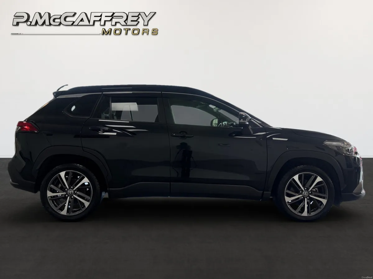 2022 Toyota Corolla Cross Z 1.8 Hybrid, Sunroof - Image 4