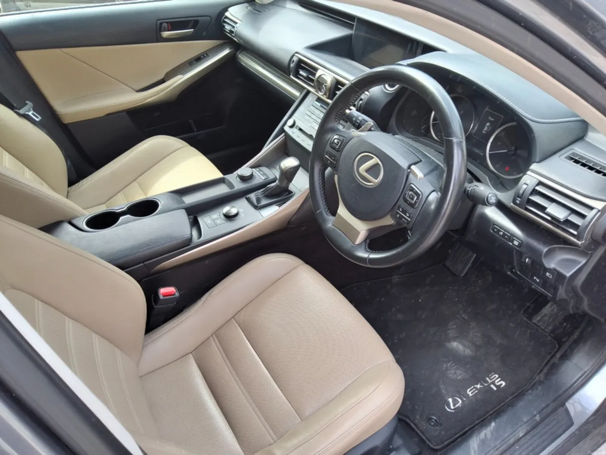 Lexus IS EXECUTIVE - Image 6
