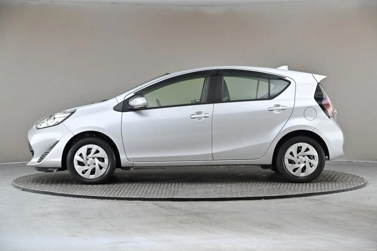 Toyota Aqua 1.5 VVT-i HYBRID **BI-TONE INT**REVERS - Image 5