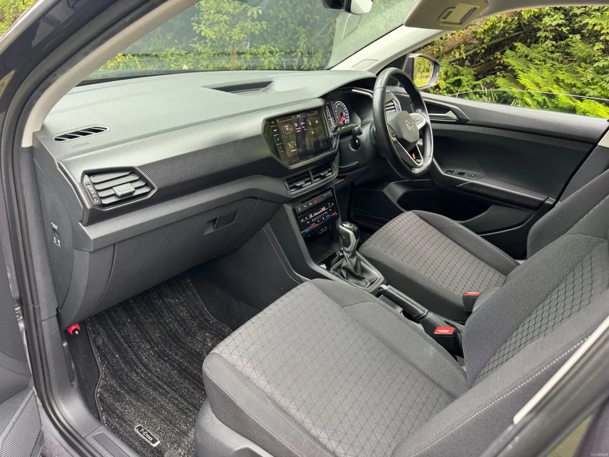 22 Volkswagen T-Cross 1.0 automatic - Image 5