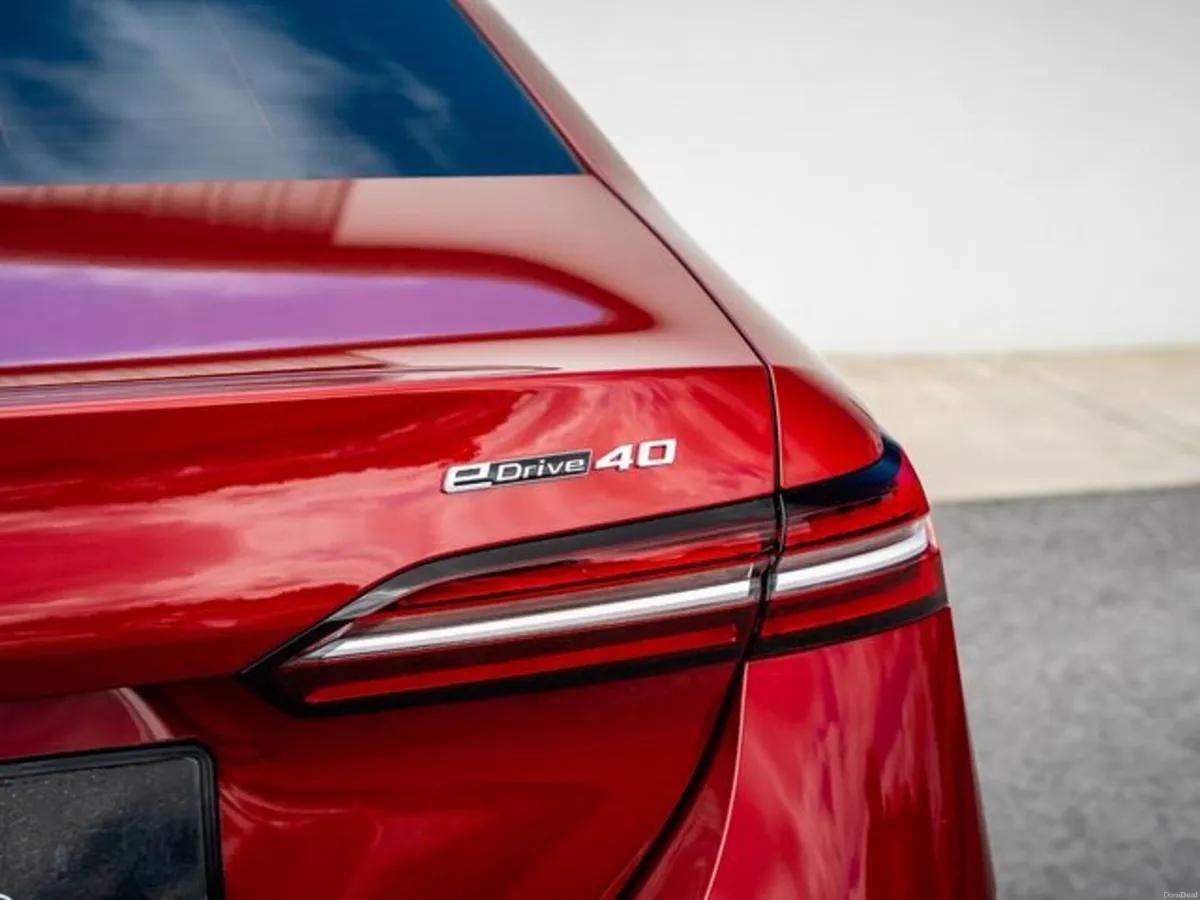BMW i5 EDRIVE40 M SPORT - Image 6